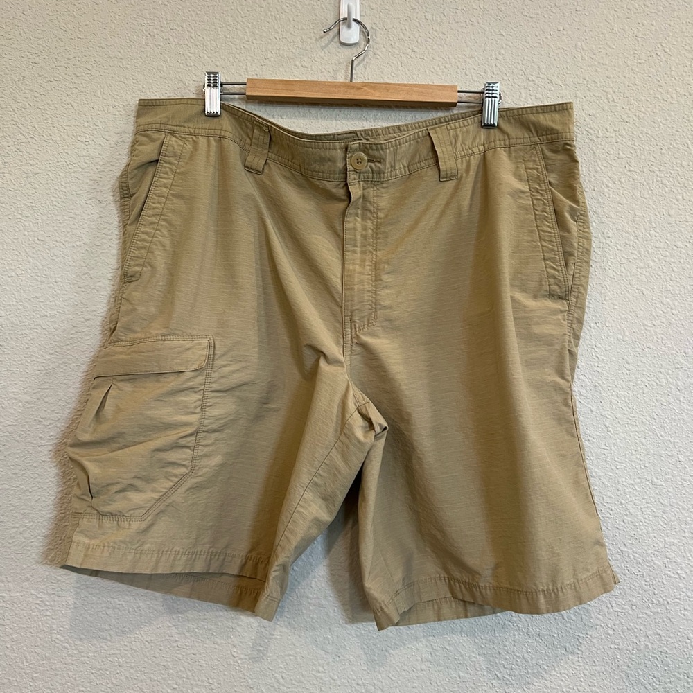 Columbia regular fit khaki 10” shorts size 42